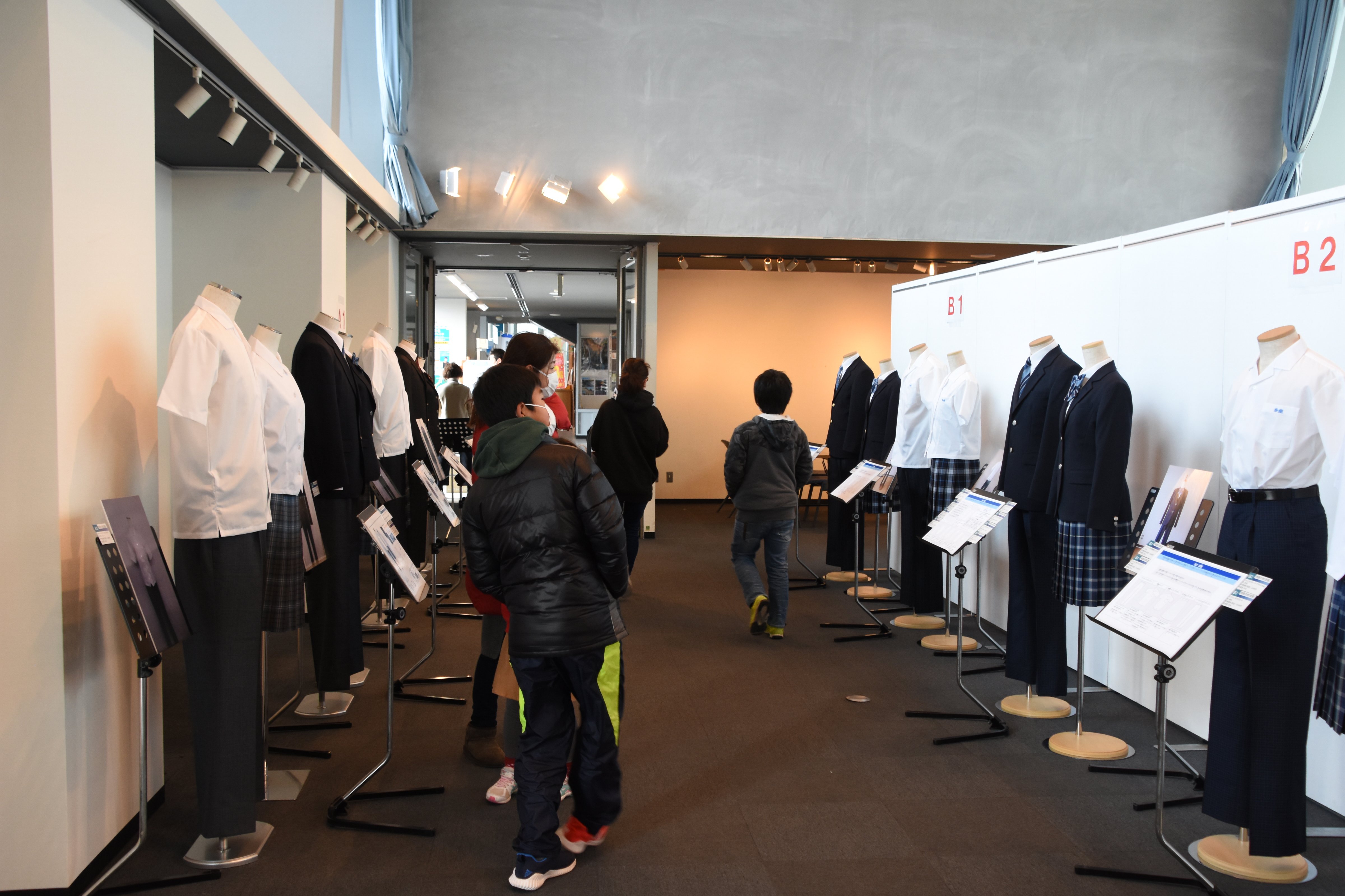 第２回新中学校制服等展示会写真２